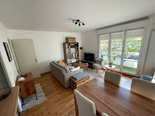 Montrouge Élégant 2 pièces avec balcon, cave et parking