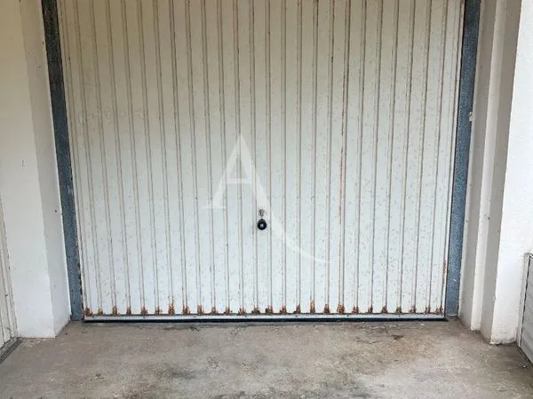 Parking/box 1 pièce 48 m²