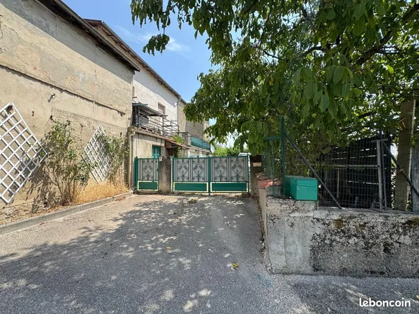 Maison traditionnelle de 170 m² habitables + garages et dépendances