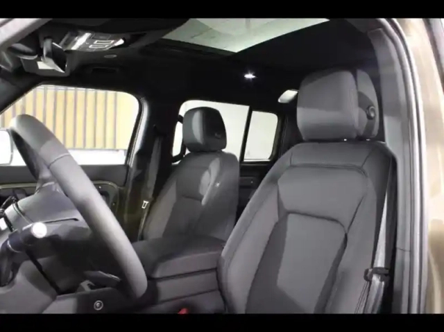 Land Rover Defender 110 2.0 p300e phev x-dynamic se — photo 32