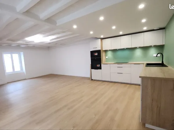 Grand duplex 84 m² entièrement rénové | Grande pièce de vie ouverte | 2 chambres | bureau. DPE B - T
