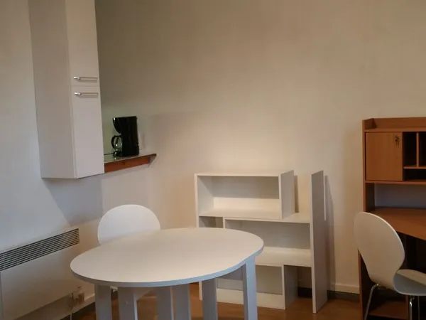 STUDIO 22,3 m² AVEC CAVE - LYON 8e - LIBRE - 110 000