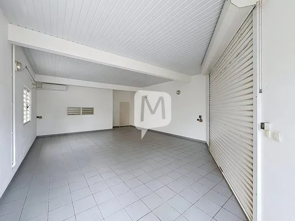 Dpt (Guyane) , à louer CAYENNE bureau de 60 m² au rez-de-chaussée