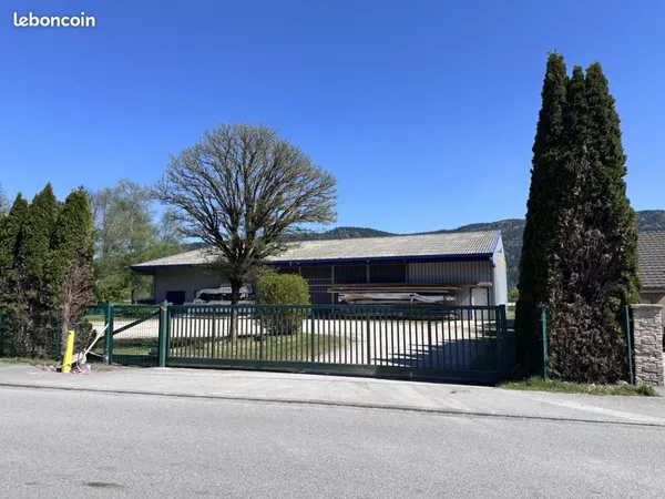 Local commercial 562 m²