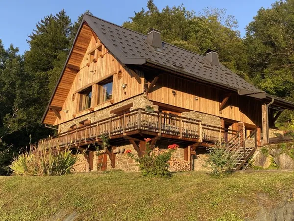 Grand Chalet Savoyard rénové pleine nature vue imprenable Aravis Bauges, 220m² 5 Ch sur 2,4 ha, Prés