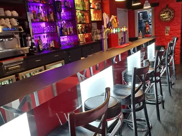 BAR MODERNE À VENDRE DANS UNE STATION BALNÉAIRE DES CÔTES-D'ARMOR