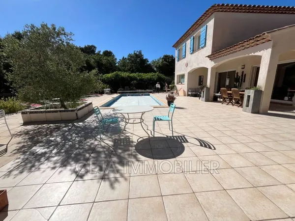 Villa 8 pièces 267 m²