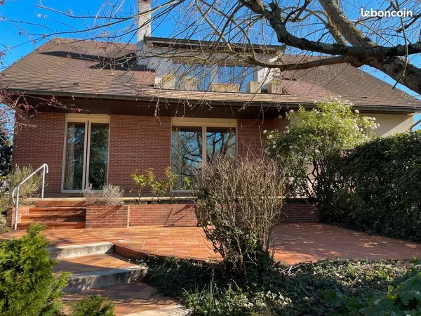 Agréable Maison de 9 pièces principales sur sous-sol
