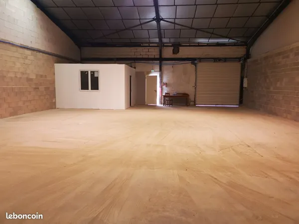 Local d'activité / entrepôt avec bureau - 206 m² RARE A NAMOURS