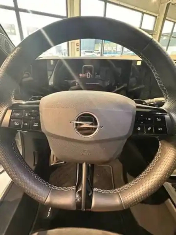 Opel Astra hybrid 225 ch bva8 — photo 10