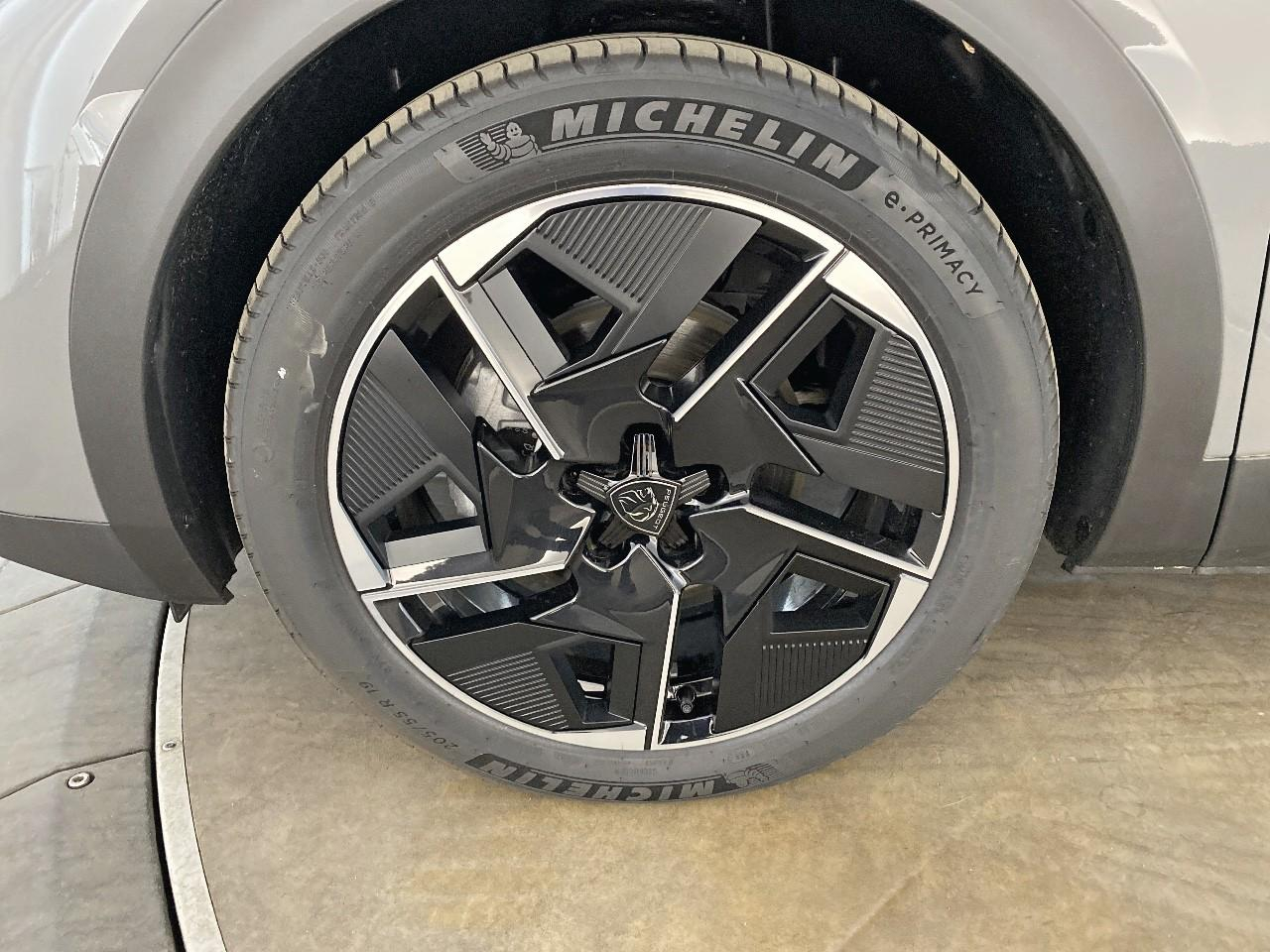 Peugeot 408 hybrid 136 e-dcs6 gt — photo 11