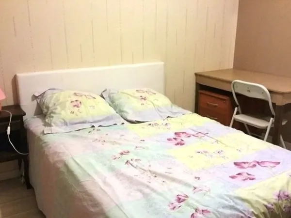 Chambre avec bureau au rez de chaussée d'une maison.