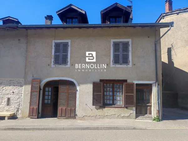 Maison de village en pierre de 166 m2 à rénover avec terrain
