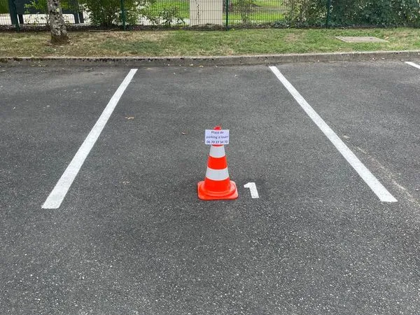 Place de parking Av de la République à St Cyr / Loire