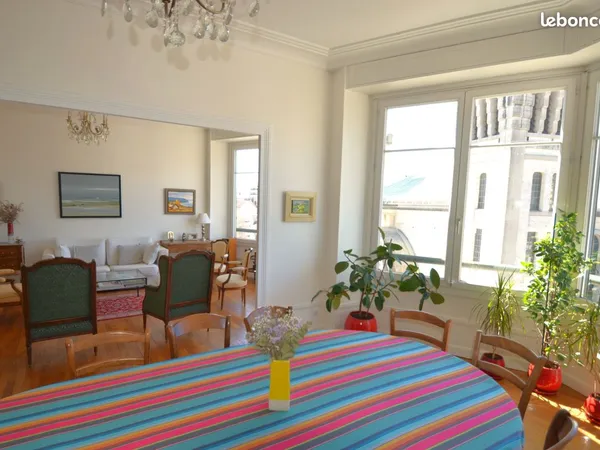 Grand appartement T5 de 155 m² - charme de l'ancien, refait à neuf - vue panoramique sur les 3 massi