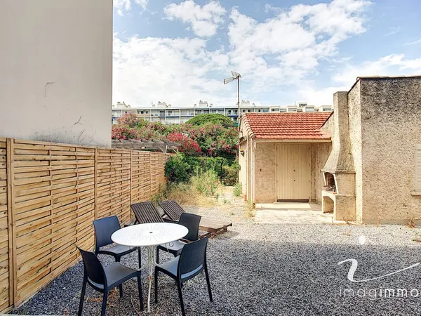 LOCATION - APPARTEMENT T2 MEUBLÉ AVEC COUR PRIVATIVE ET PARK