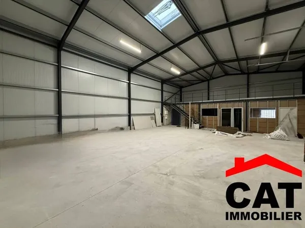 Entrepôt 241 m²