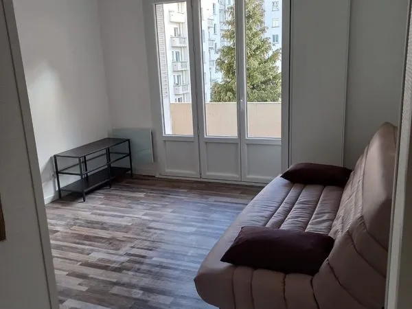 Loue studio entierement rénové hyper centre secteur Chavant