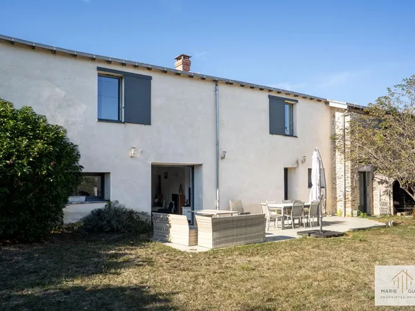 Maison de caractère rénovée avec de beaux volumes au coeur d'un environnement résidentiel