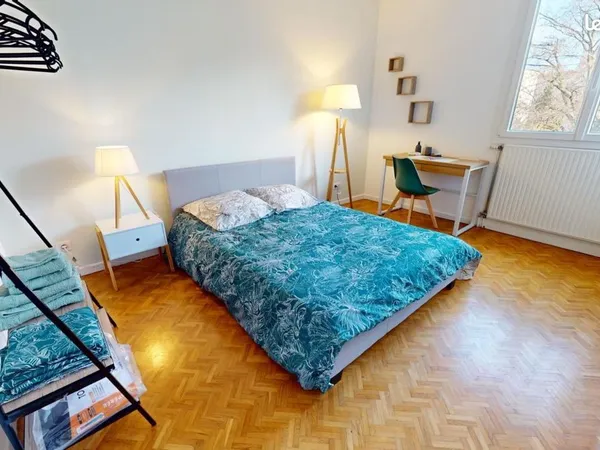 Chambre 6 pièces 110 m²