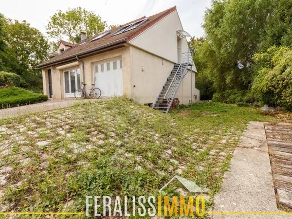 Dans villa Bords de Seine, studio meublé neuf, secteur résid