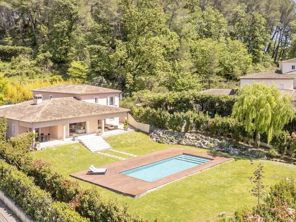 Exclusivité - Spacieuse Villa contemporaine à vendre proche du