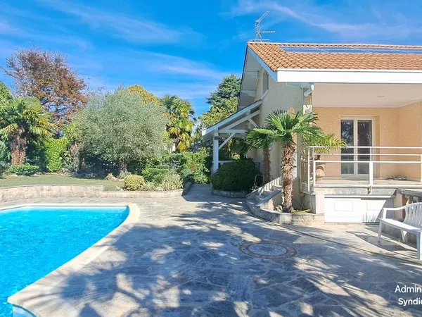 Maison 7 pièces 217 m²