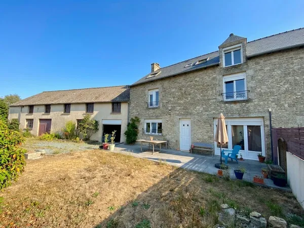 A vendre Maison en pierre 5 chambres, 166 m², proche DINAN sur la commune de BRUSVILY