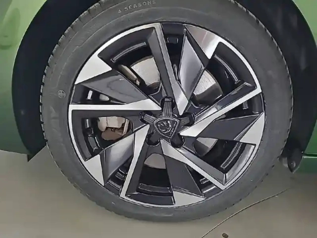 Peugeot 308 phev 180 e-eat8 — photo 13