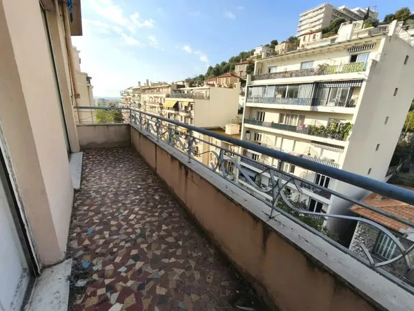 NICE NORD F1 AVEC BALCON EN ETAGE ELEVE