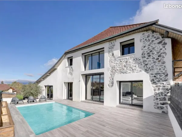Ensemble immobilier - Corps de ferme rénové avec piscine + Annexes 10 min d Annecy