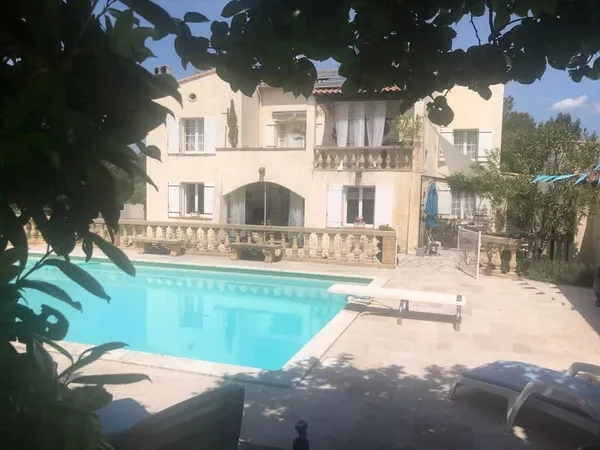 Maison T7 à Charleval