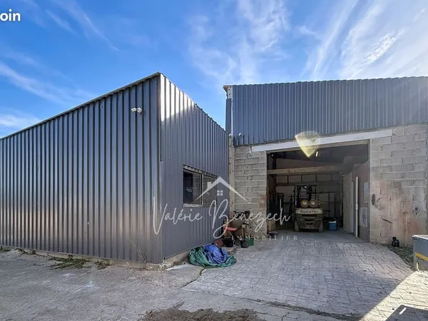 Parking/box 162 m² Saint-Victor-et-Melvieu