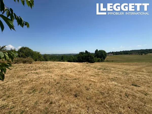 Magnifique terrain constructible d'une superficie de 8670m2, endroit calme avec vue panoramique.