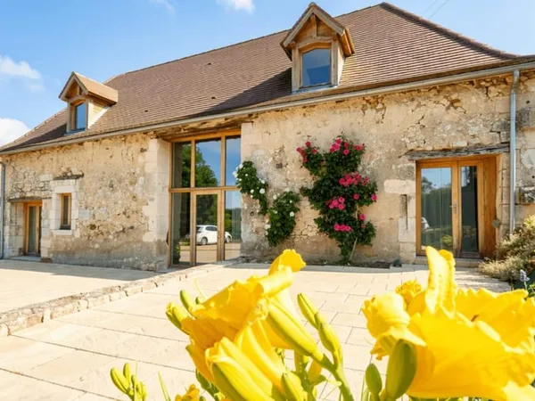 2 MAISONS EN PIERRE 3800 M². GRANGE. ATELIER