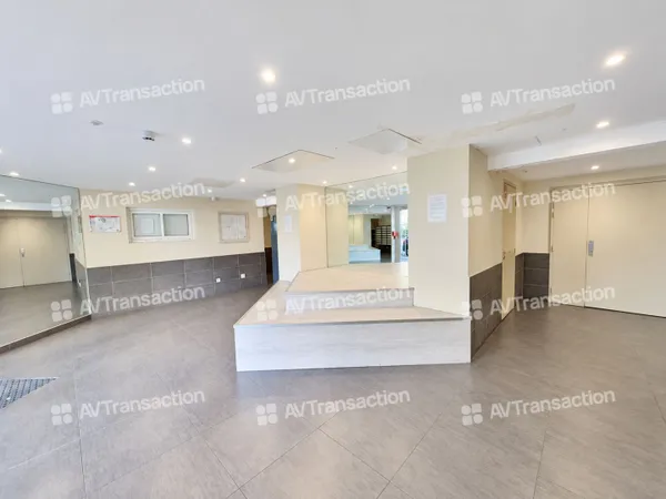 Studio 19 M2 - Vendu meuble- Metro Garibaldi - LIBRE