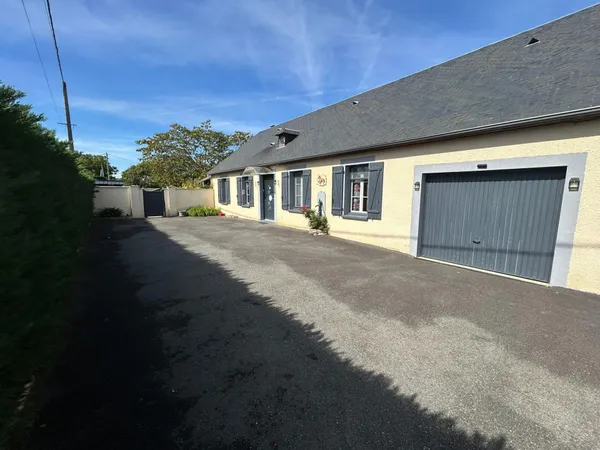 Maison individuelle de plein pied avec jardin et piscine