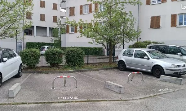 Parking Sécurisé et pratique d'accès Pont de Chéruy Centre