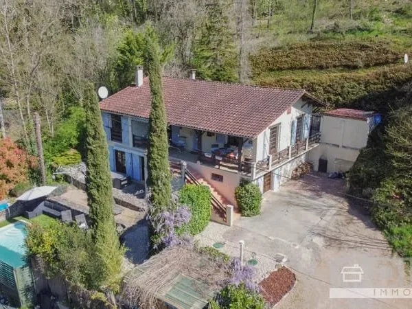Spacieuse maison avec piscine et jardin