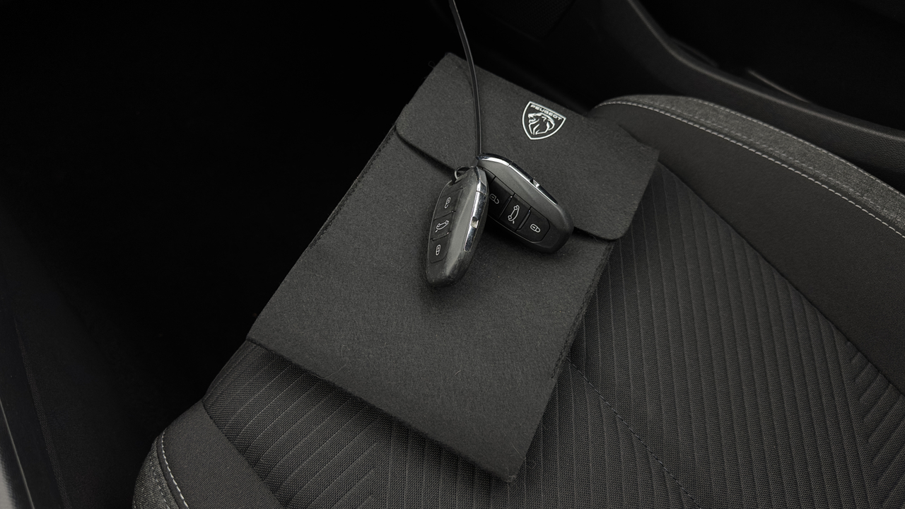 Peugeot 308 SW PHEV 180 e-EAT8 — photo 41