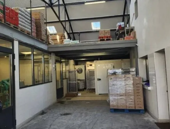 Entrepôt 672 m²