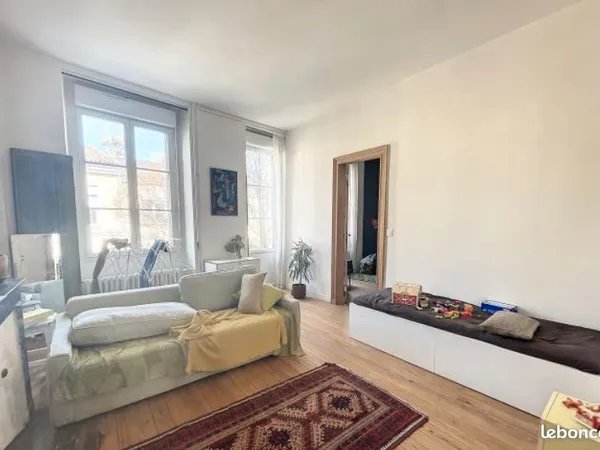 Location T3 traversant centre ville 93 m2 meublé