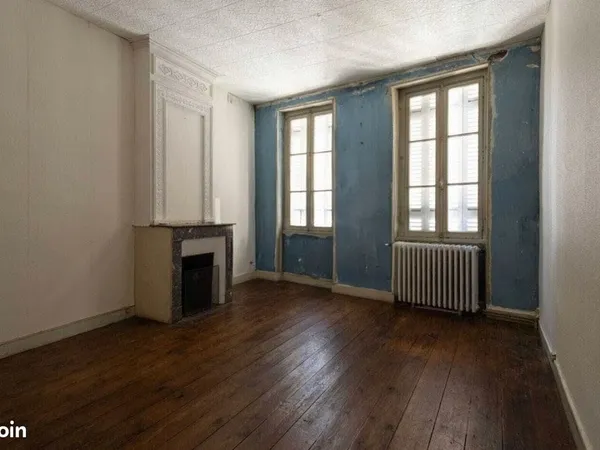 Maison XVIIe 220 M2 centre ville. 6pp, 2 bns, 2 WC, cour