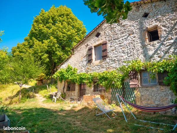 Ancien gîte de groupe au coeur de la vallée de la Drôme - 385 m2 et 4,6 hectares de nature
