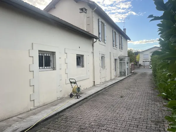 GRANDE MAISON DE VILLE avec garage et piscine.