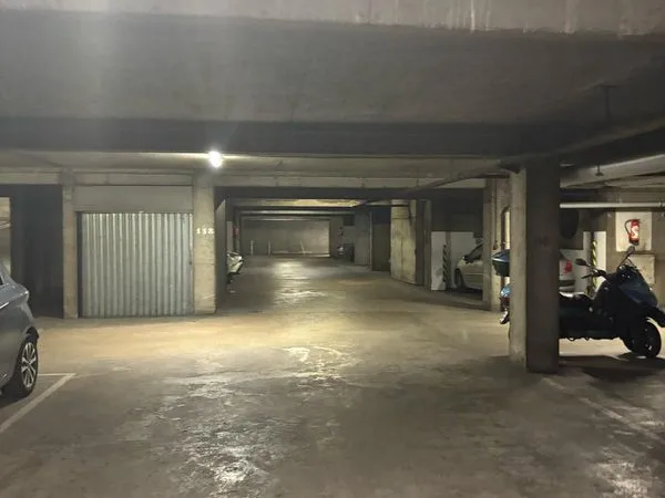 Place de parking couverte au sous-sol avec gardien - Paris 20e, rue des Pyrénées