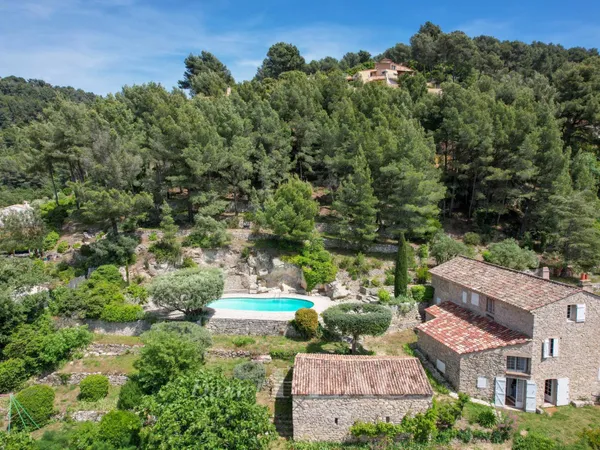 Le Beausset - Bastide en pierres à 15min des plages.