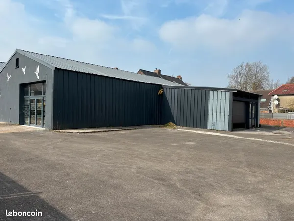 Bureaux et entrepôt avec parking
