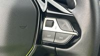 Peugeot 2008 1.2 PureTech 130ch S&S Allure Pack EAT8 — photo 17