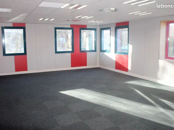 Bureau 210 m² à louer au Parc Villa Mercedes à Saint-Genis-Laval, à proximité immédiate de l'A450 et